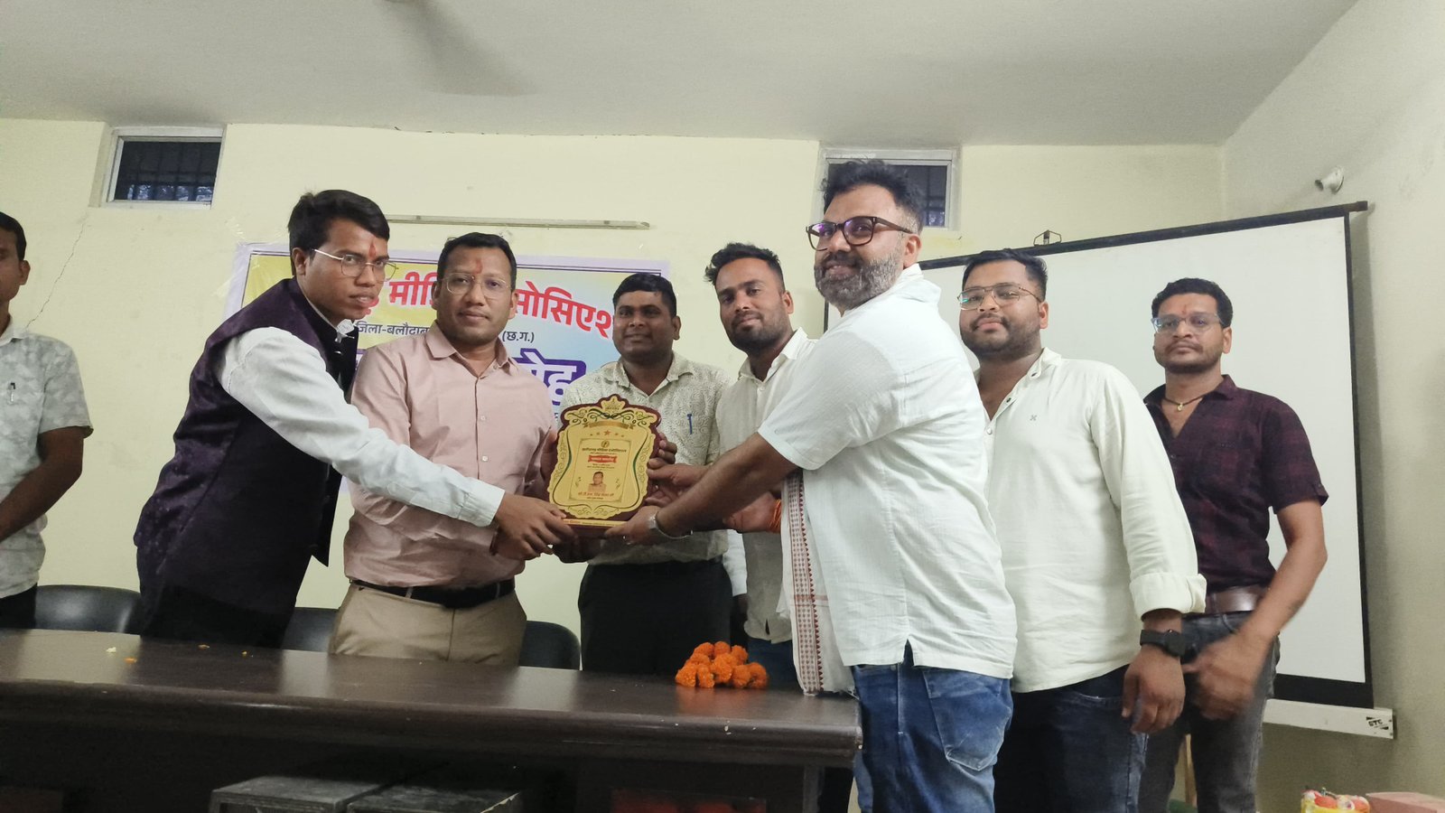छत्तीसगढ़ मीडिया एसोसिएशन  प्रदेश संरक्षक  श्री टी. एस. सिंह कंवर एवं प्रदेश पदाधिकारी पहुंचे देवपुर, बलौदाबाजार. सम्मान समारोह संपन्न