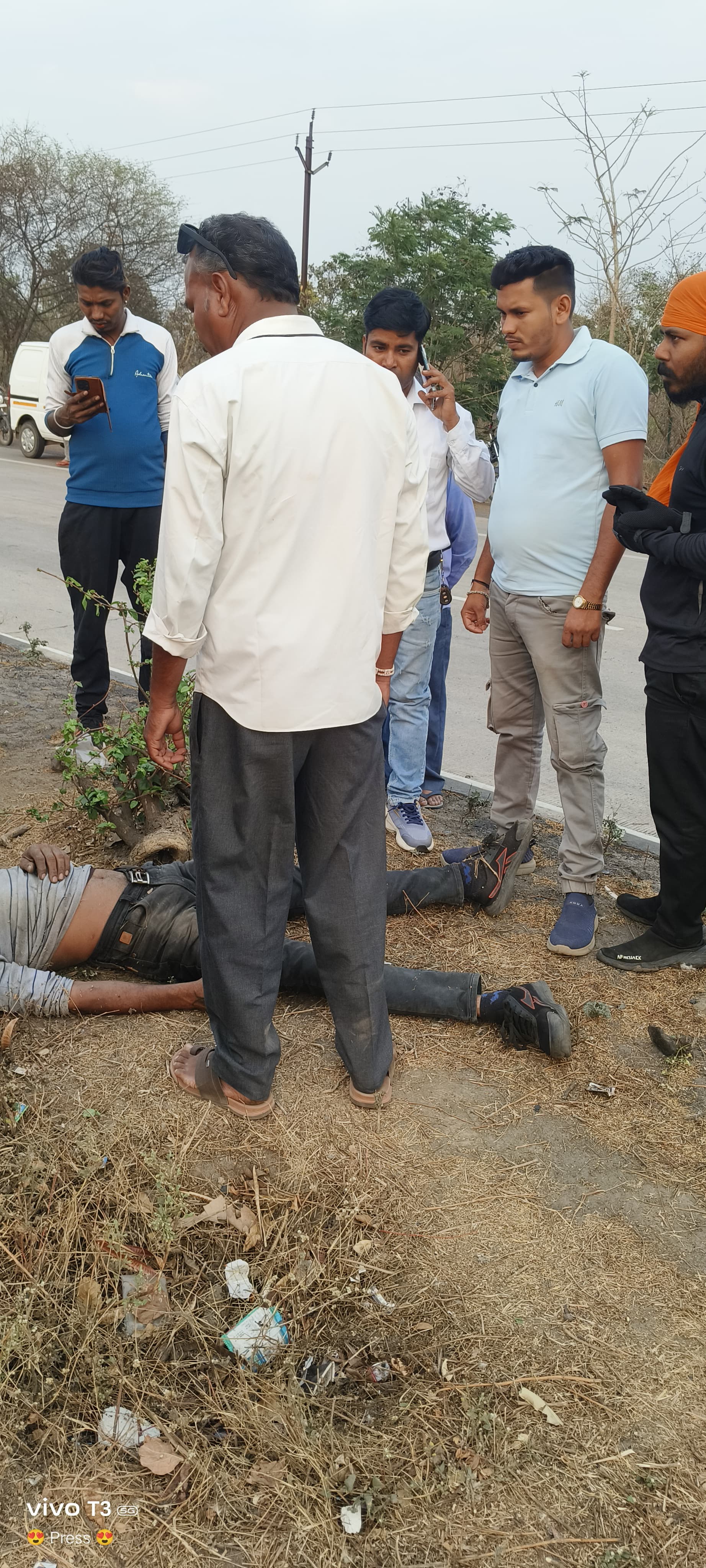 मानवता की मिसाल: सड़क हादसे में घायल व्यक्ति की मदद के लिए आगे आए छत्तीसगढ़ मीडिया एसोसिएशन के ओकांर साहू